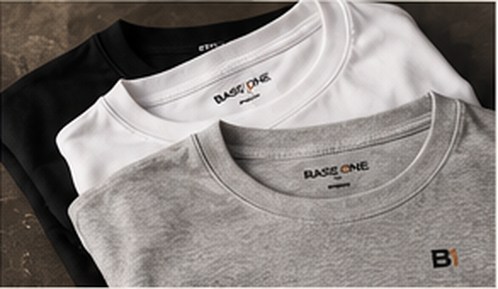 Camisetas básicas nas cores preta branca e cinza, fotografia ilustrativa